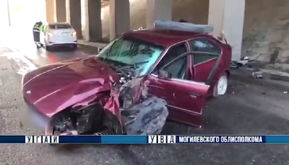 В Могилеве пьяный водитель на BMW влетел в опору моста — пострадал пассажир легковушки
