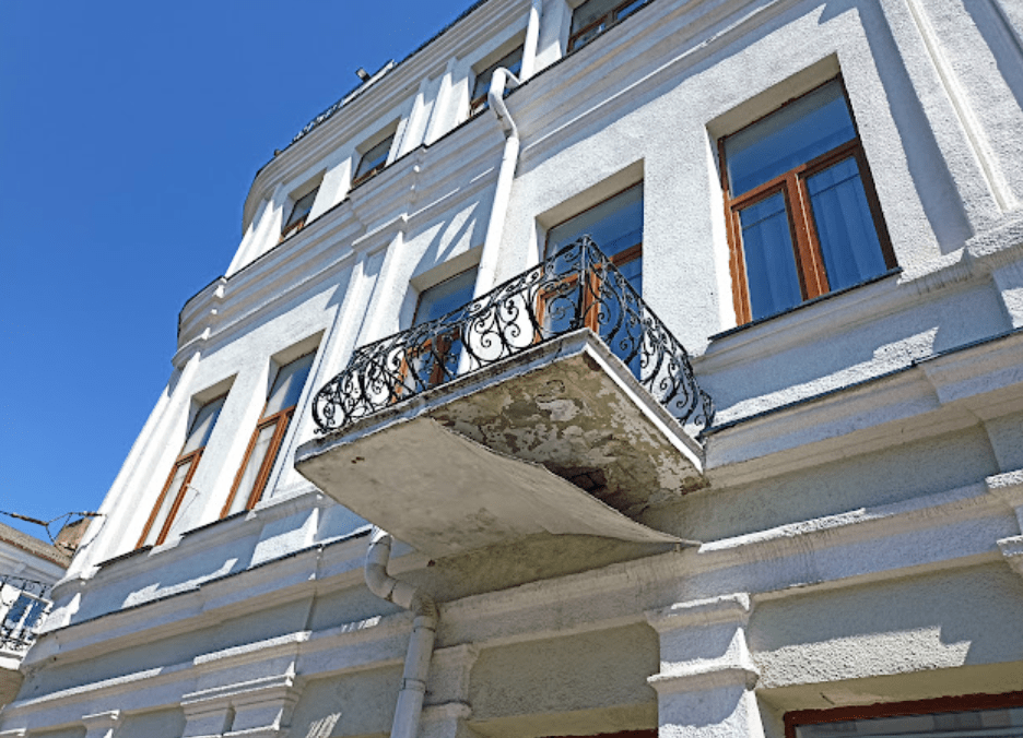 У цэнтры Магілёва абвальваецца балкон – фотафакт