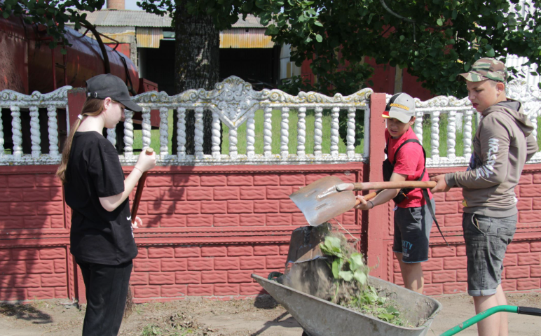У Магілёўскім раёне са школьнікаў фармуюць вытворчыя брыгады. Колькі каштуе праца непаўналетніх не паведамляюць