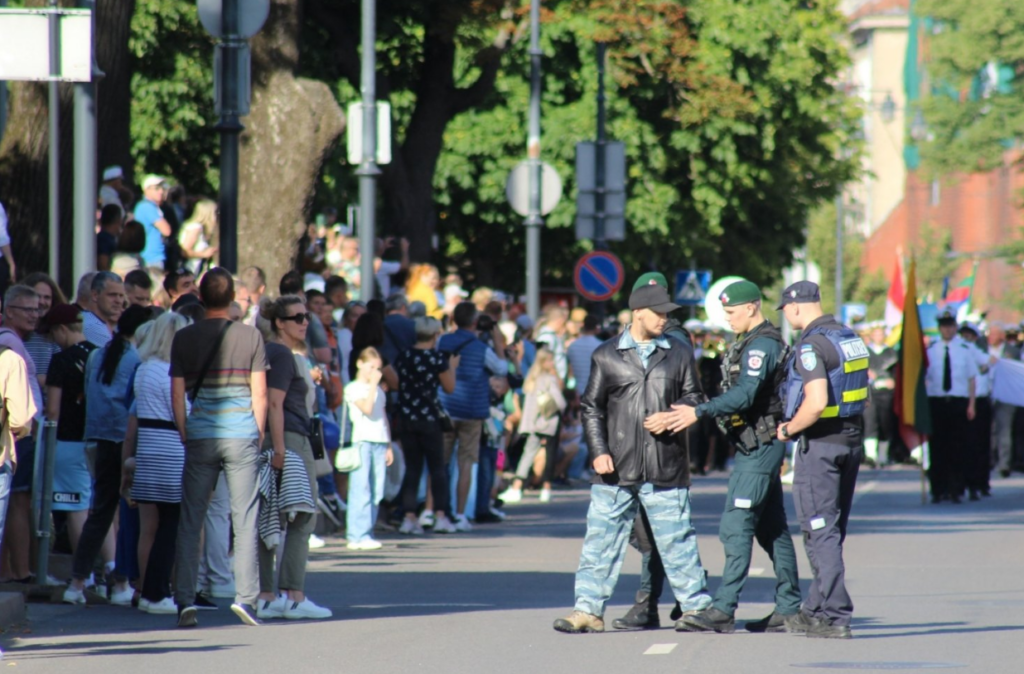 У Клайпедзе, былым горадзе пабраціме Магілёва, шэсце да «Свята мора» спыніў мужчына ў форме расійскага вайскоўца. Яго затрымалі