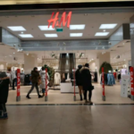 «Улічваючы непрадказальную будучыню» кампанія H&M Group згортвае бізнес у Расіі