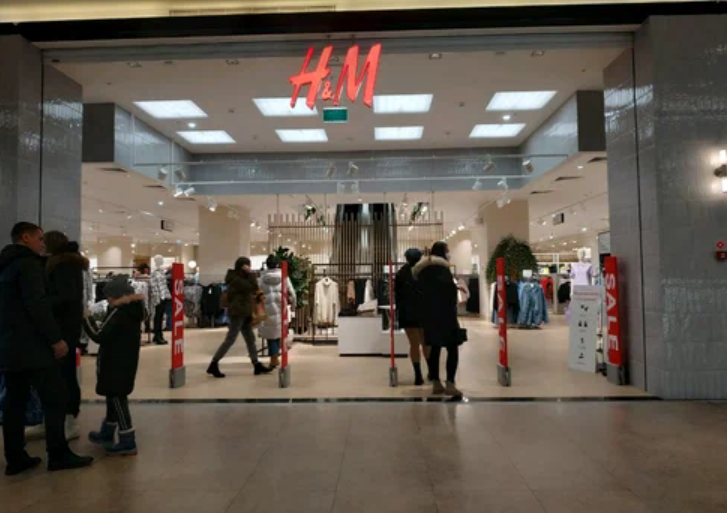 «Улічваючы непрадказальную будучыню» кампанія H&M Group згортвае бізнес у Расіі