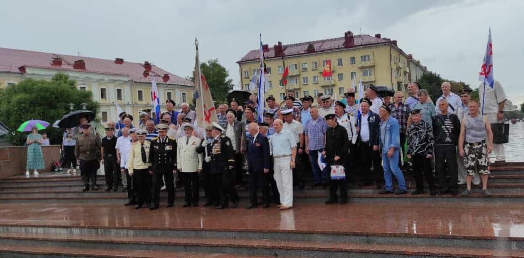 У Магілёве былыя маракі адзначылі Дзень ВМФ пад савецкія песні і загад міністра абароны Расіі