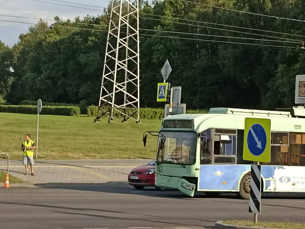 Фотафакт. У Магілёве тралейбус стаў удзельнікам дарожна-транспартнага здарэння