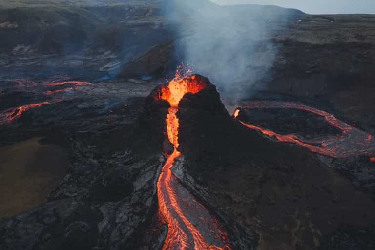 У Ісландыі ажыў вулкан Фаградальсф’ял. Турыстам рэкамэнтавана не наведваць мясціны (відэа)