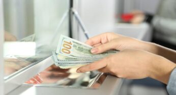 Увесь год беларусы здаюць больш валюты, чым купляюць