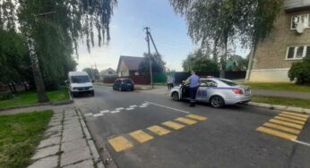5-гадовае дзіця выбегла на дарогу і патрапіла пад колы аўтамабіля