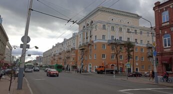 Новы колер і новыя балконы. Як ідзе рамонт будынка насупраць ЦУМа ў Магілёве – фота, відэа
