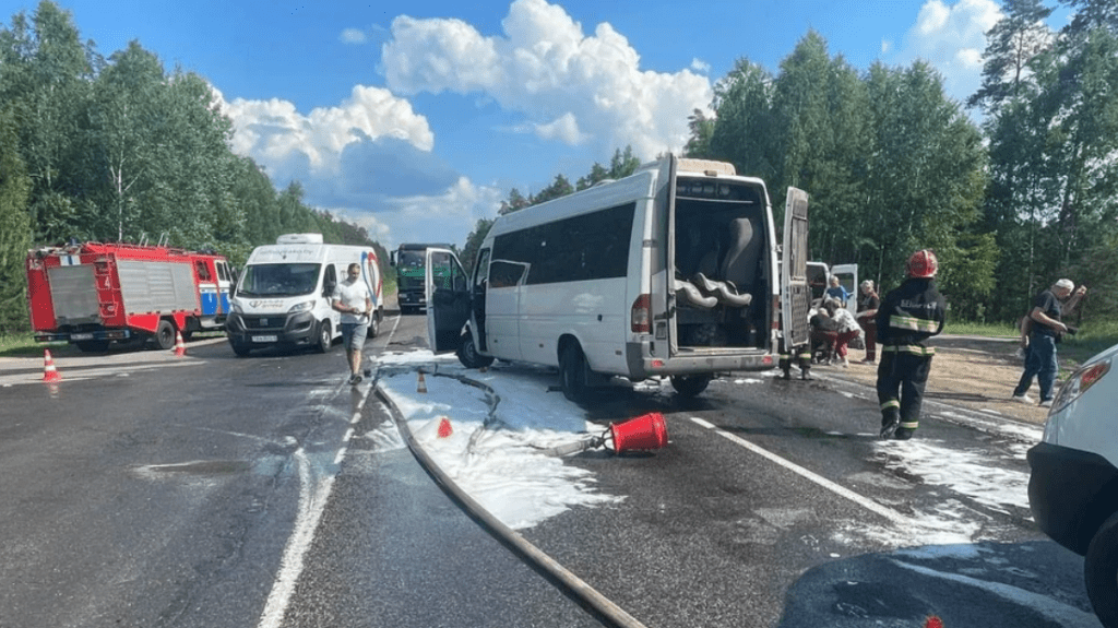 Двое ў рэанімацыі, васьмярых шпіталізавалі – маршрутка ўехала ў трактар пад Бабруйскам