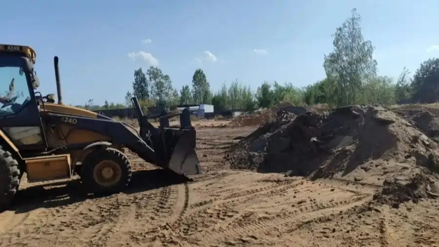 Добраўпарадкаванне па-бабруйску – арганізацыя незаконна капала пясок, а ў яму скідвала смецце