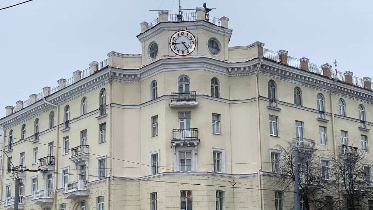 Праблемны гадзіннік на Тэатральнай плошчы ў Магілёве зноў рамантуюць