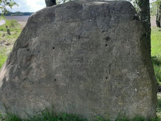З памятнага каменя ў вёсцы Касцюшкава пад Горкамі знялі шыльду ў гонар Тадэвуша Касцюшкі