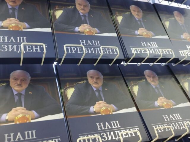 В Шклове ажиотаж: книгу “Наш Президент” читают до дыр