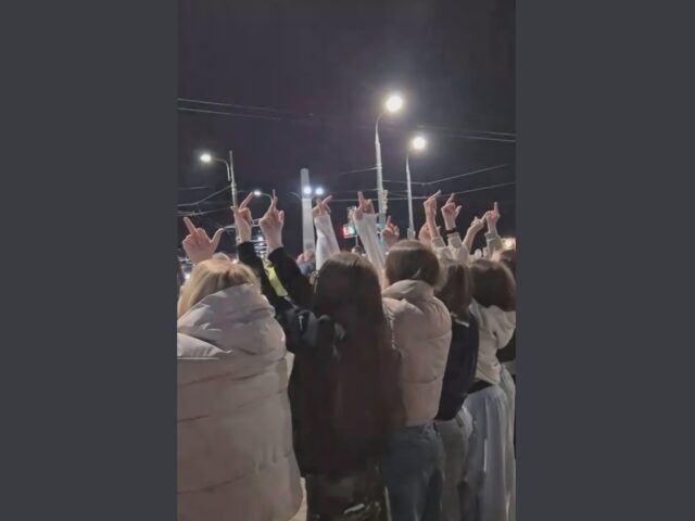 Дзіўны пратэст магілёўскіх падлеткаў – дзяўчыны паказвалі “fuck” салюту