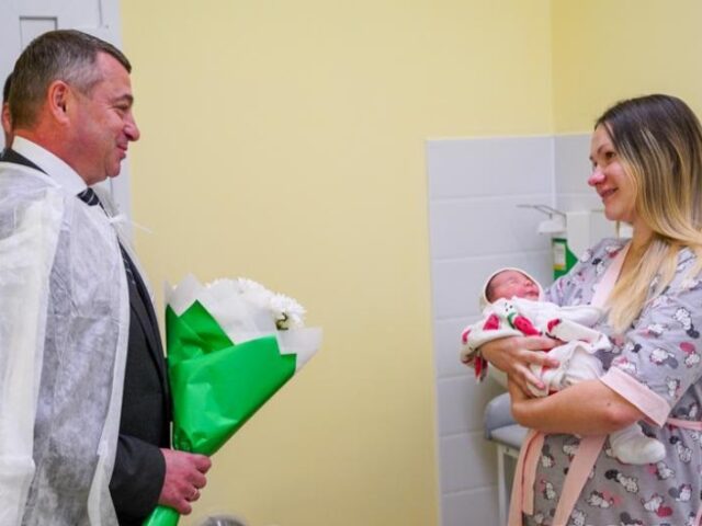 В роддом – с парада: как могилевские чиновники превращают личное в идеологическое