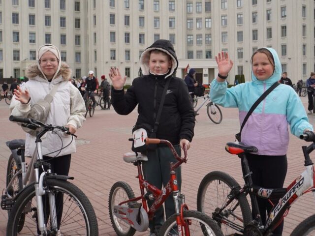 Дождж, вецер і +10°С – у Магілёве зладзілі велапарад