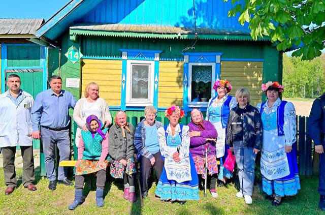 В вымирающих деревнях Костюковщины все цветет и поет