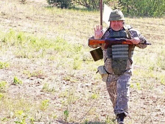 Пыль с автоматов стряхнули под Чериковом – мужики снова стали солдатами. Потешными